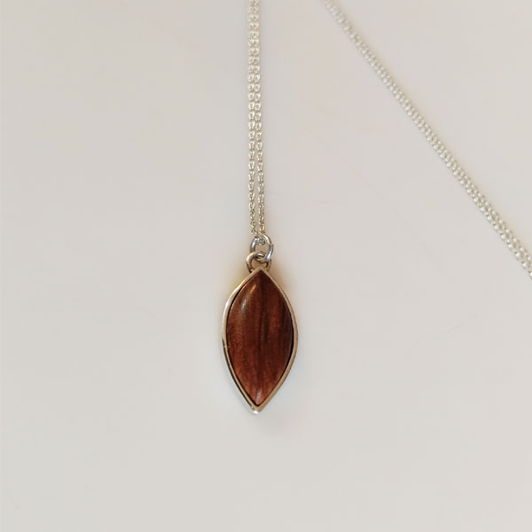 Collar con colgante de madera y plata, accesorios de bisutería moderna y elegante para mujer.