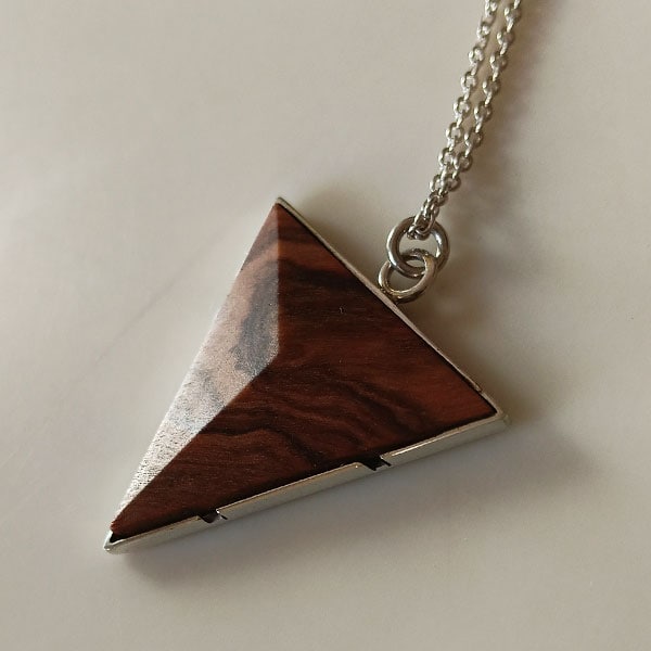 Collar con colgante de triángulo de madera y metal, accesorio elegante y moderno. Perfecto para complementar cualquier estilo casual o formal.