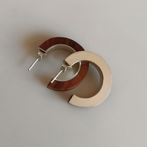 2. Pendientes de aro de madera en acabado marrón y crema, accesorios de moda ecológicos y hechos a mano, ideales para looks elegantes y sostenibles.