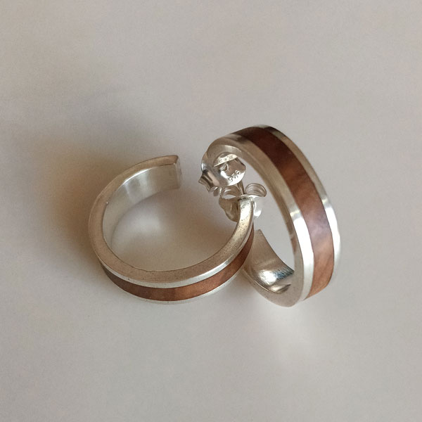 Anillos de boda de plata con detalles en madera, accesorios de joyería nupcial para pareja.
