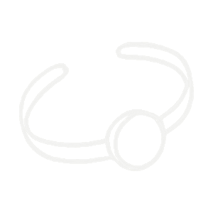 Pulsera abierta artesanal de madera de olivo y plata reciclada, con un elegante adorno circular, sobre fondo blanco sencillo.