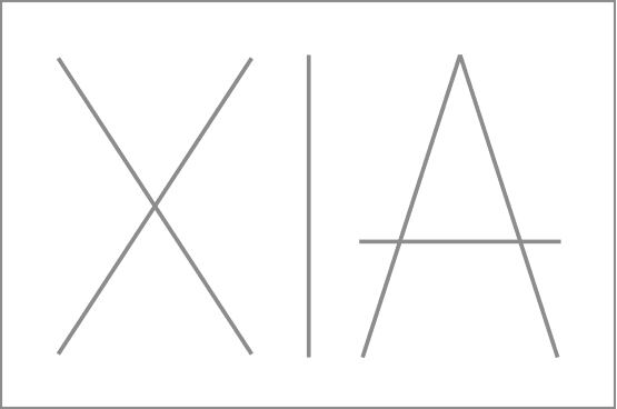 Las letras "XIA" en gris contorno, tipografía sans-serif minimalista, centradas sobre fondo blanco, transmiten elegancia natural.